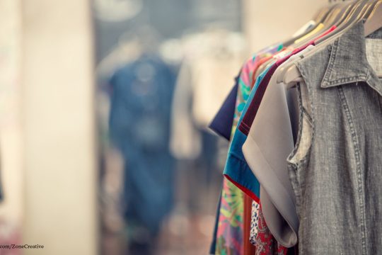 Bild von einer Kleiderstange mit Second-Hand-Kleidung.