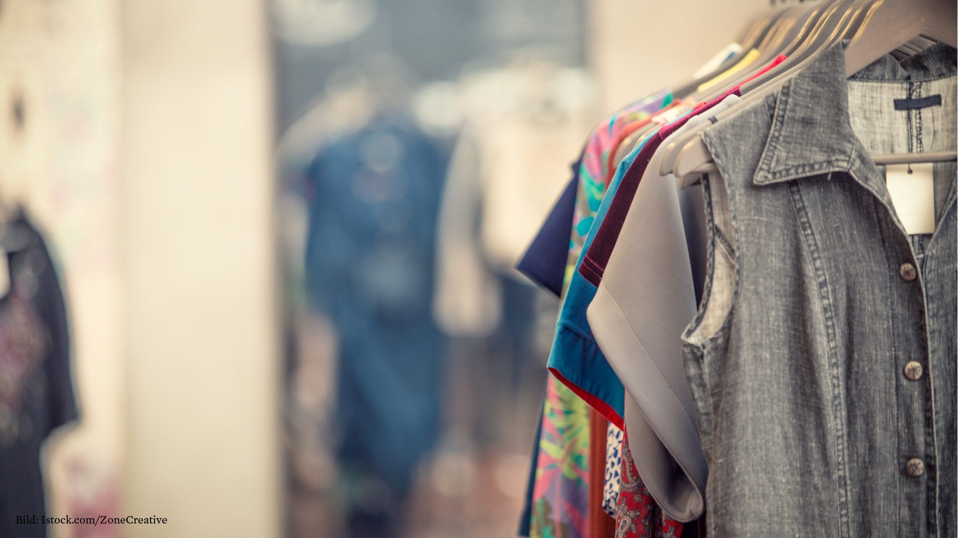 Bild von einer Kleiderstange mit Second-Hand-Kleidung.