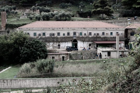 Ein Gebäude auf der Gefängnisinsel Gorgona.