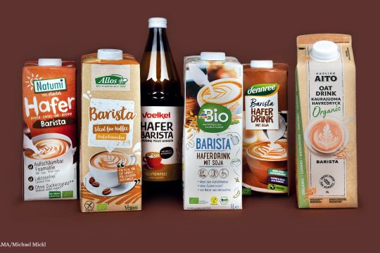 Sechs vegane Milchalternativen.