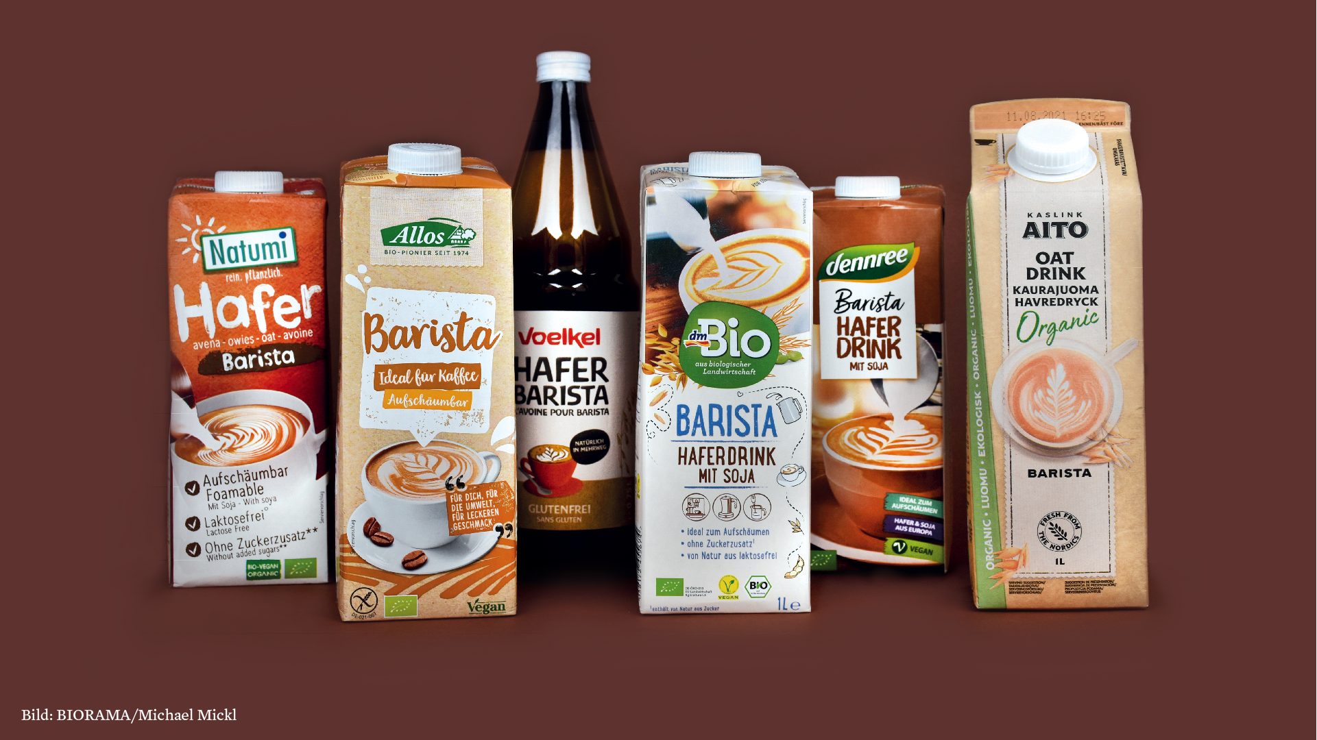 Sechs vegane Milchalternativen.