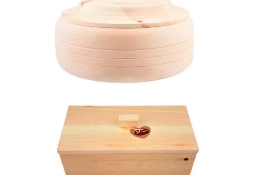 Brotdosen aus Zirbenholz.