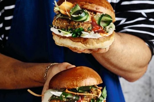 Tofuburger Vietnamesischer Art aus dem veganen Kochbuch »Plants Only«von Graz Oakley.