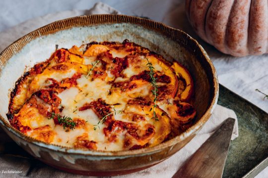 Kürbis-Süßkartoffel-Hirse-Auflauf mit Tomatensoße
