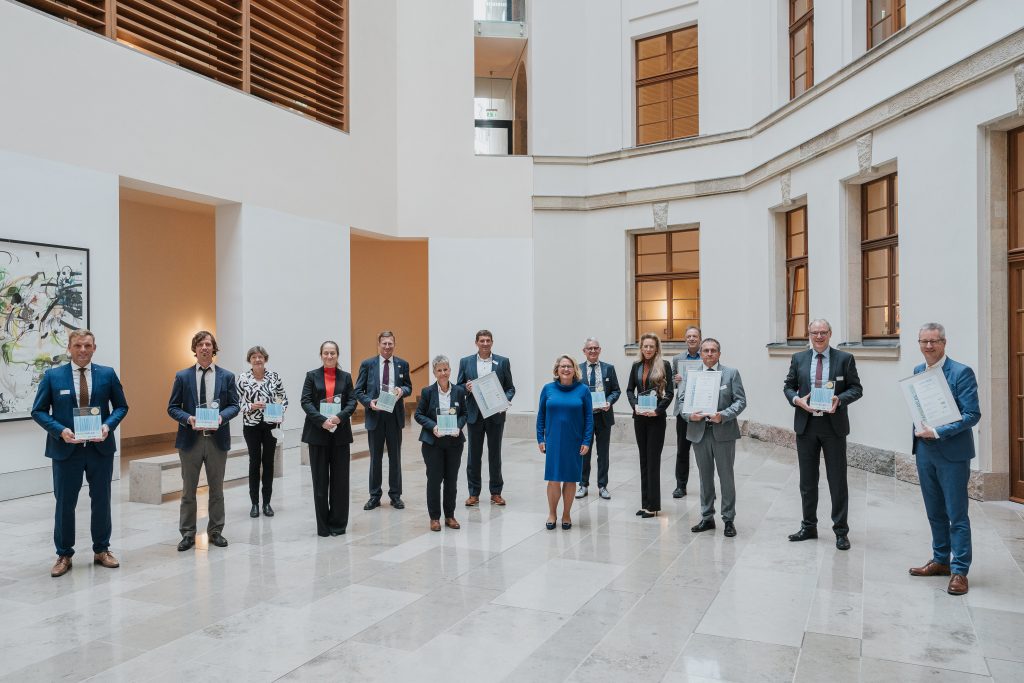 Bundesumweltministerin Svenja Schulze mit den Gewinnern des Papieratlas 2020.