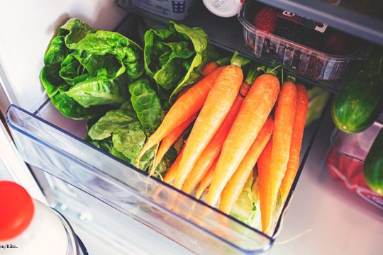 Gemüse in einem Kühlschrankfach