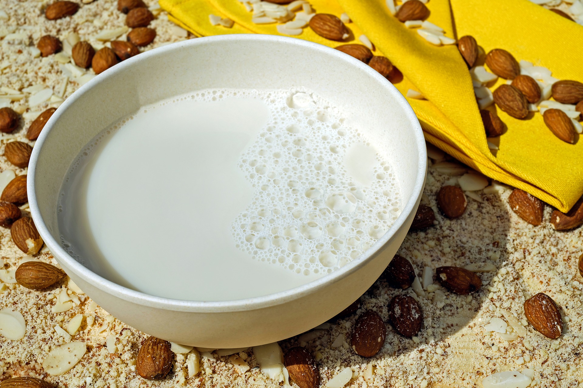 Mandelmilch in einer Schüssel