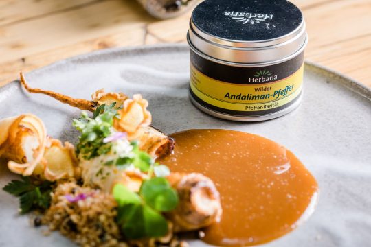 Konfierte Petersilienwurzel und Petersilienwurzel-Slaw mit Petersilienwurzel-Jus, Salsa Verde, Hanfcrumble und Bio-Feinschmecker Gewürzsalz »Duft der Macchia«. OneChef.