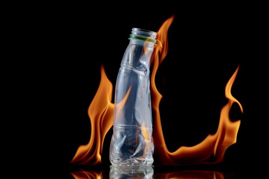 Eine brennende PET-Flasche