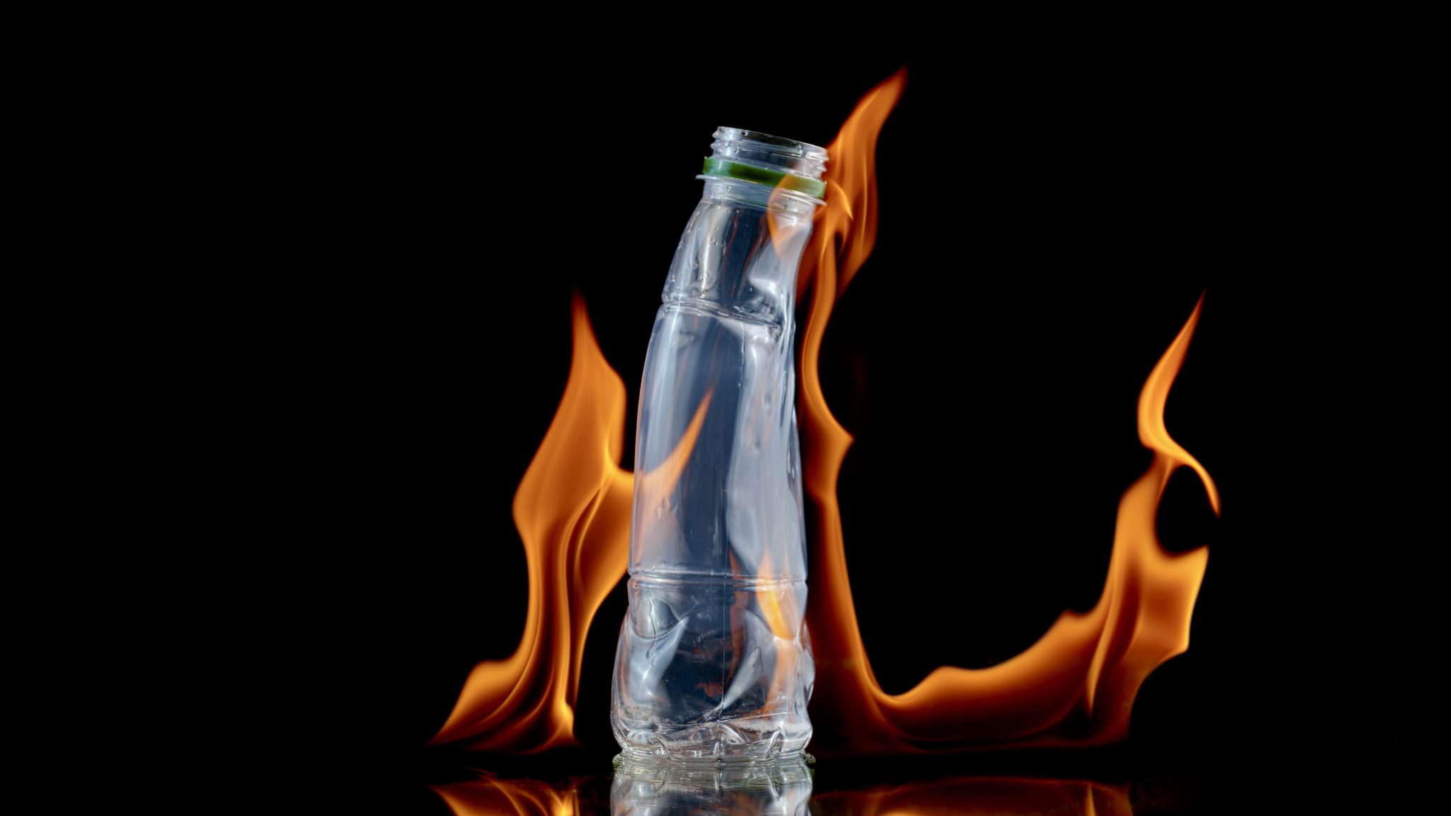 Eine brennende PET-Flasche