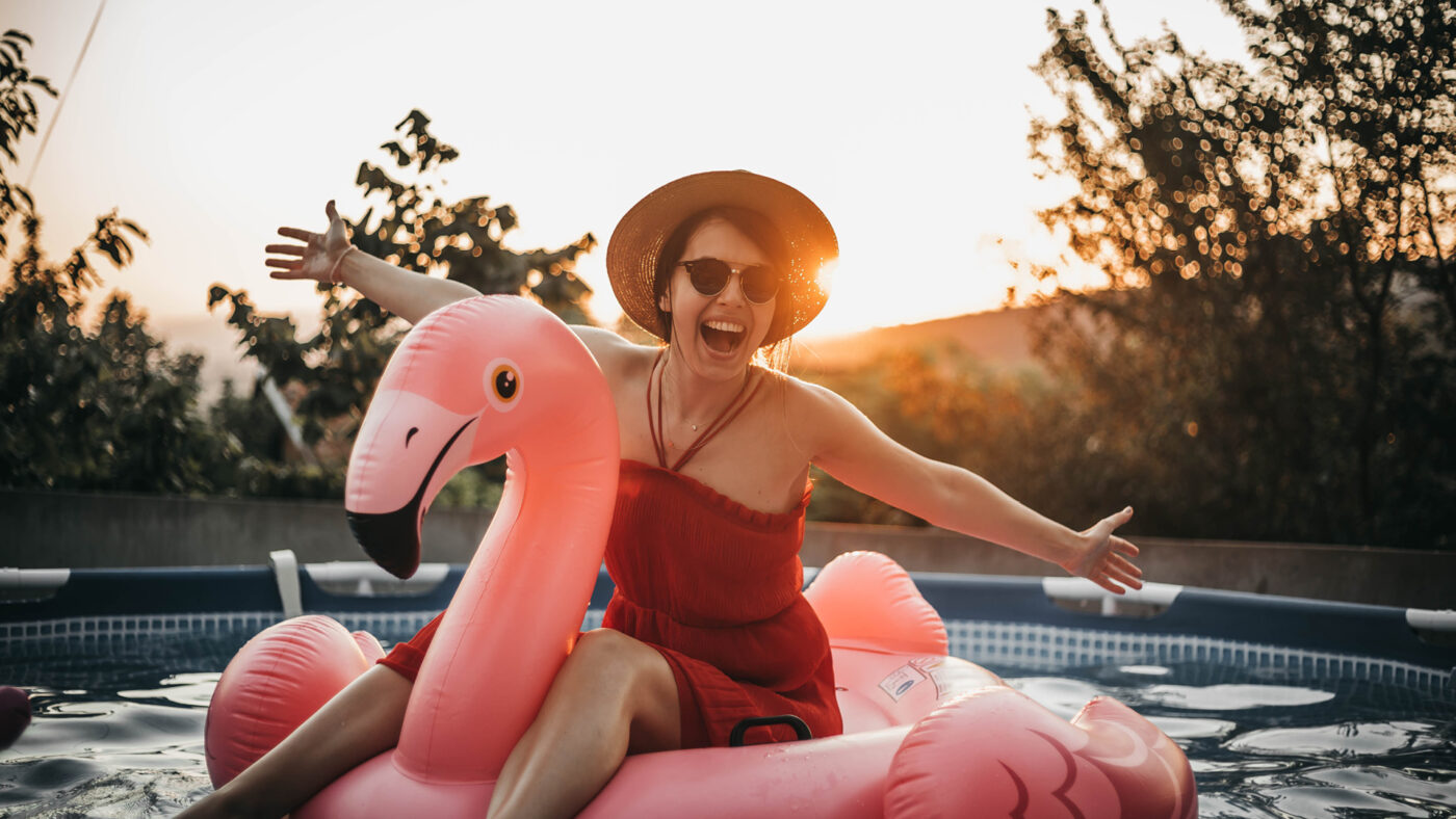 Plastikflamingo im Pool
