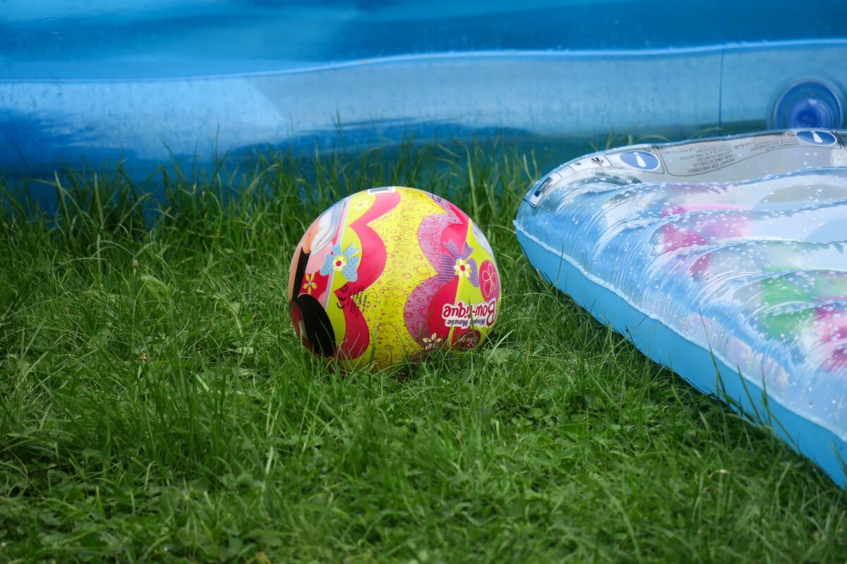Plastikball und Luftmatratze