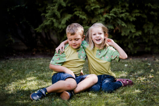 Kinder in der Kleidung von Paua Kids