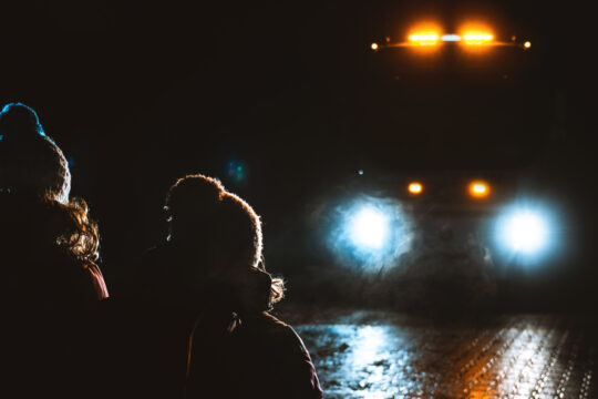 Lkw mit leuchtenden Scheinwerfern