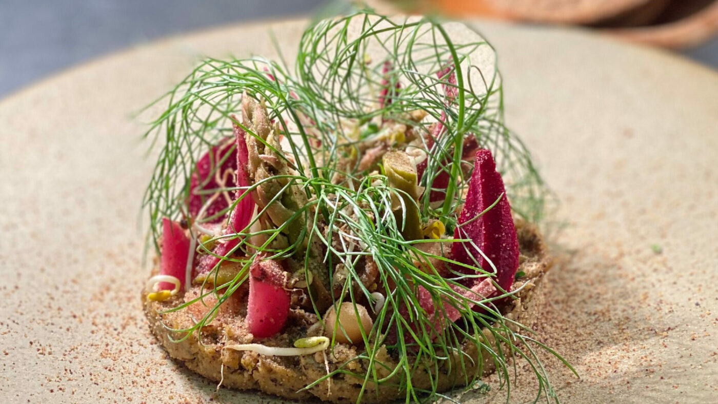 Veganes Pilztartar mit eingelegten Radieschen und selbstgemachtem Brot
