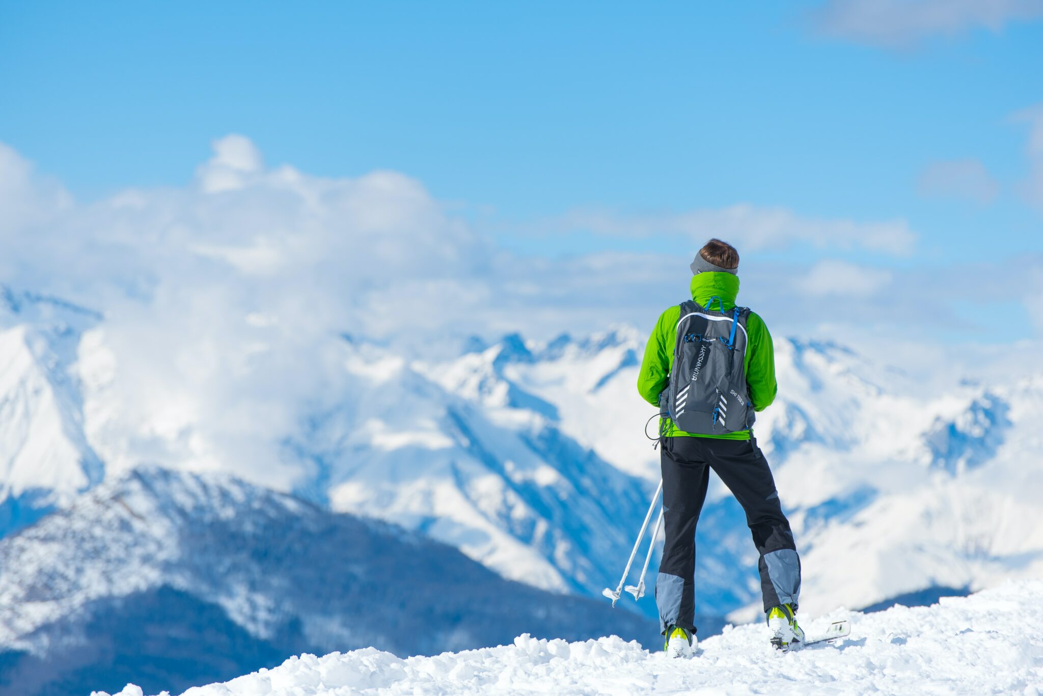 Schifahrer am Berg. Bild: Alessio Soggetti/ Unsplash.