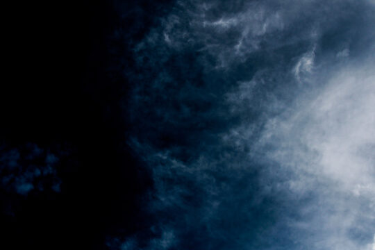 Ein Foto eines wolkenverhangenen Nachthimmels.