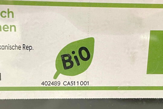 Ein Foto von Verpackungsmaterial auf dem ein Logo mit der Aufschrift »Bio« steht.