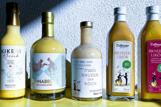 Zu sehen sind fünf verschiedene Sorten Eierlikör nebeneinander.