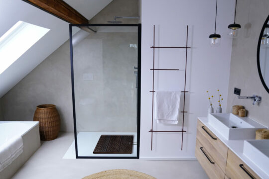 Ein Badezimmer mit Duschkabine, welche mit einem Wärmetauscher ausgestattet ist.