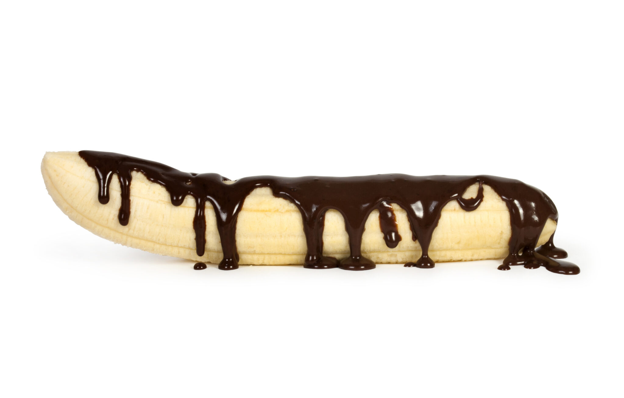 Man sieht eine Banane, welche mit Schokosauce garniert ist.