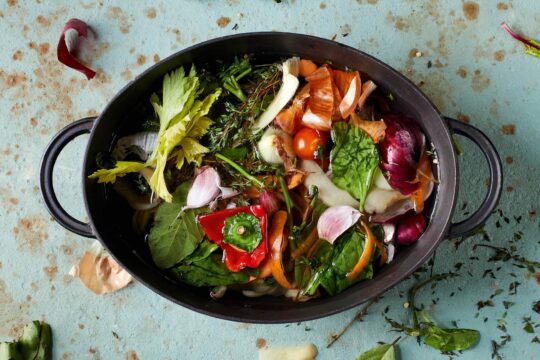 Man sieht einen Topf, in dem bunte Gemüsereste schwimmen.