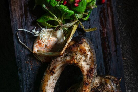 Hufeisensteak vom Karpfen mit Granatapfel-Feldsalat