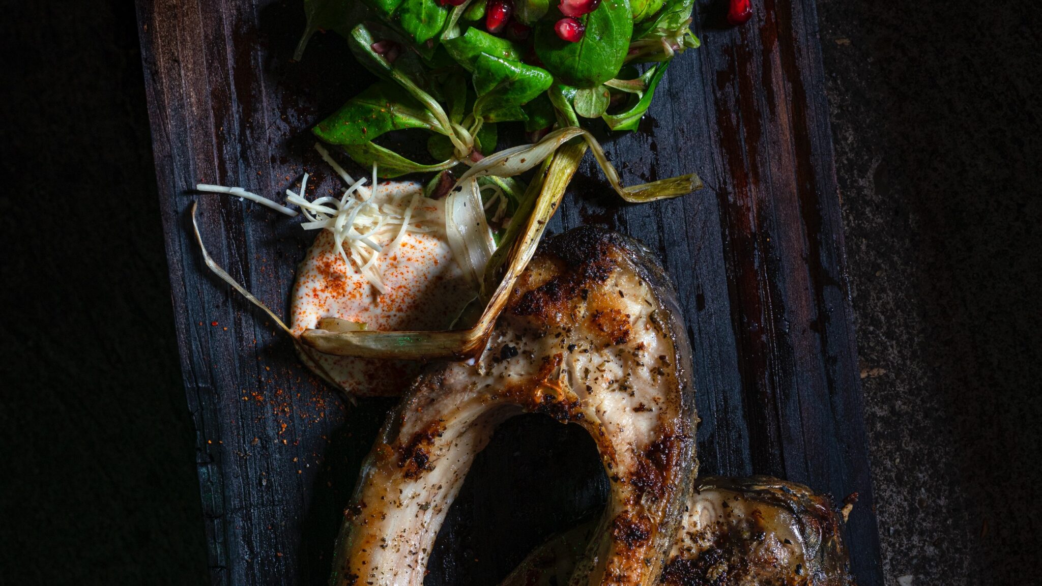 Hufeisensteak vom Karpfen mit Granatapfel-Feldsalat