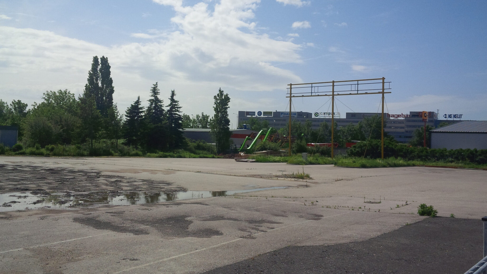 Zu sehen ist ein leerstehender Parkplatz.