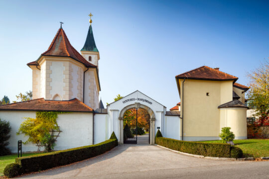 Zu sehen ist der Eingang des Francisco Josephinum im Schloss Weinzierl.