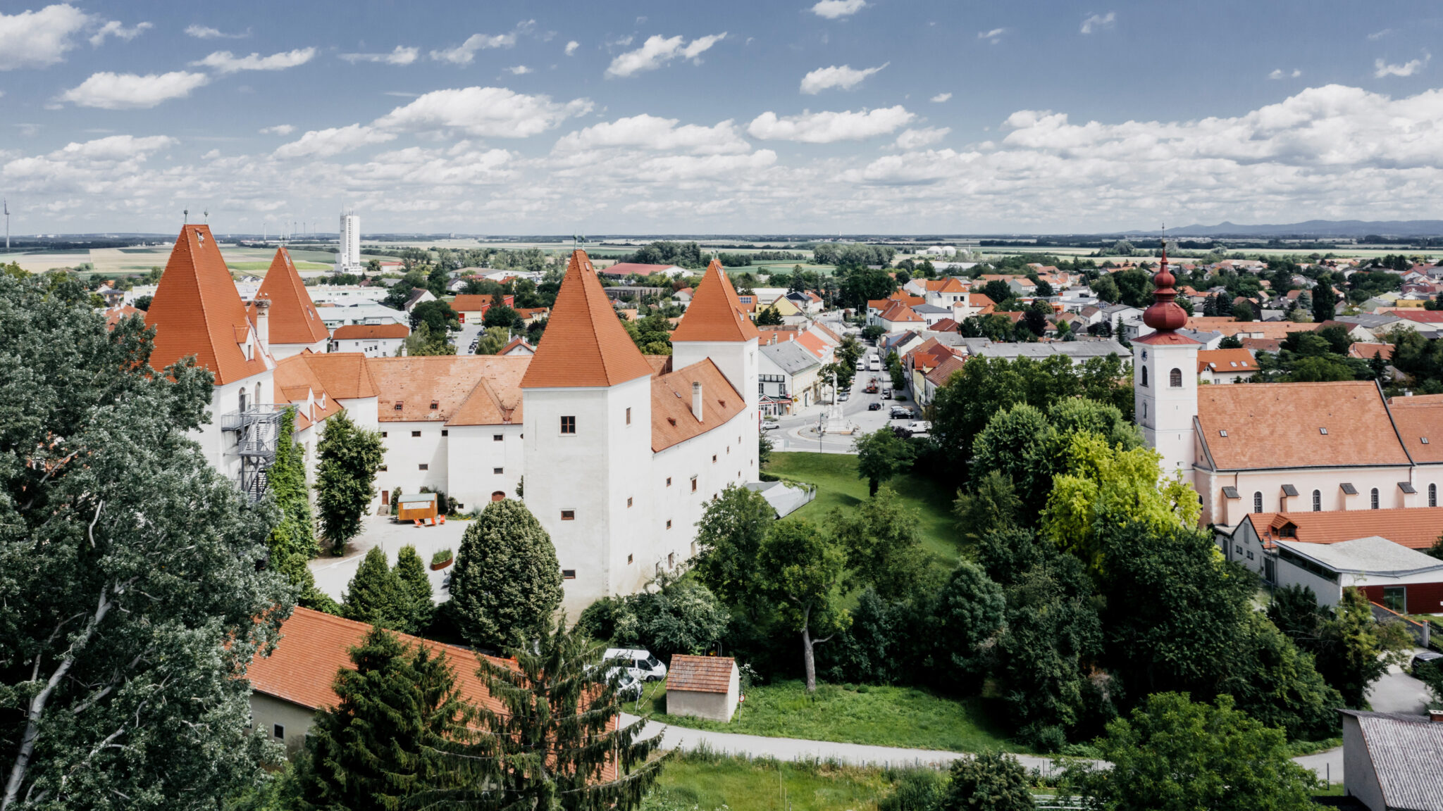 Man sieht das Schloss Orth an der Donau.