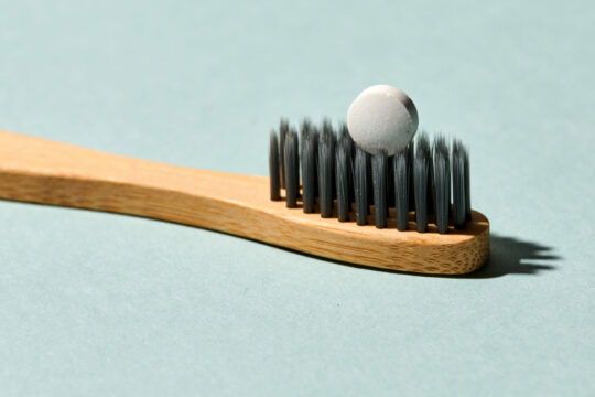 Eine Zahnbürste mit einem Denttab.