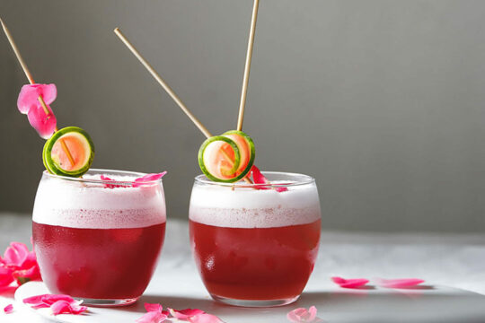 Wildrosen-Gin-Fizz aus selbst gesammelten Wildrosenblättern.