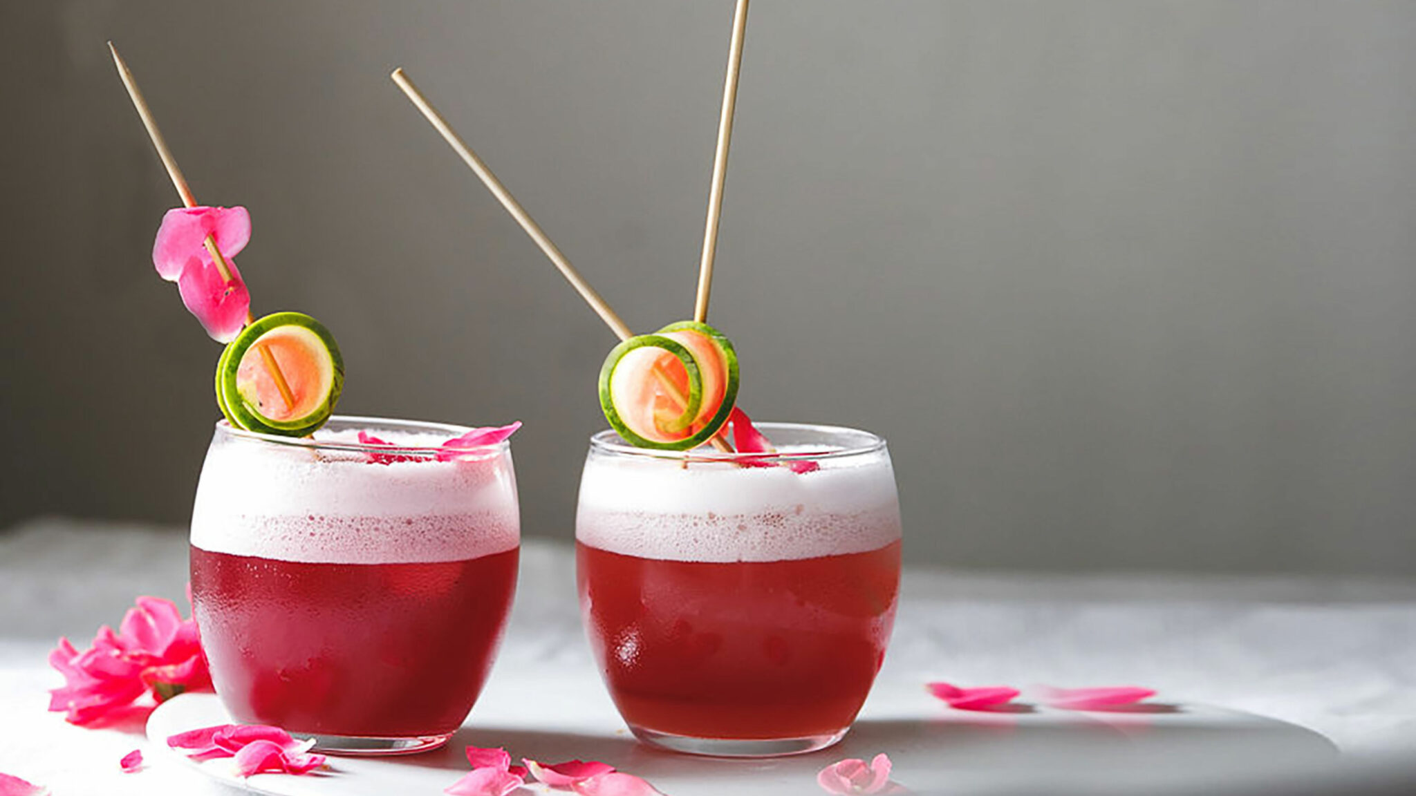 Wildrosen-Gin-Fizz aus selbst gesammelten Wildrosenblättern.