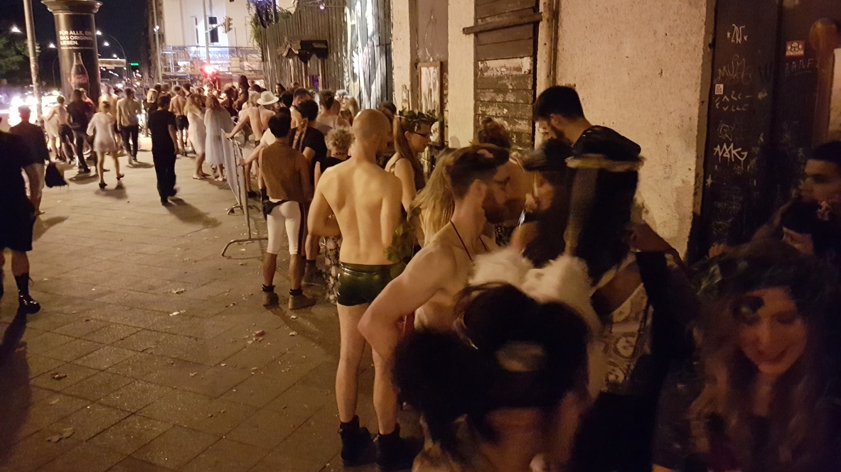 Eine Gruppe Menschen steht in einer Schlange.