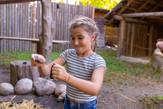 Eine junge Person beim Funkenschlagen.