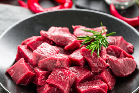 Rohes Fleisch in einem Teller.