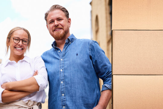 Die beiden GründerInnen und GeschäftsführerInnen von Sendmepack.