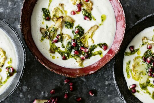 Blumenkohlsuppe mit Tahin und Granatapfelsuppe.