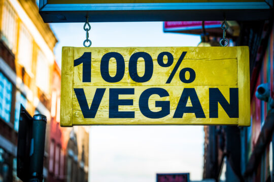 Ein Schild auf dem steht »100% Vegan«.