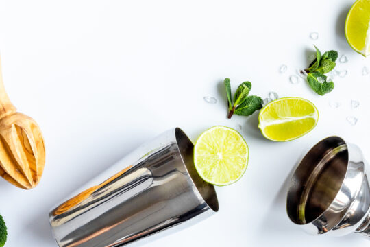 Barzubehör und Cocktailzutaten.