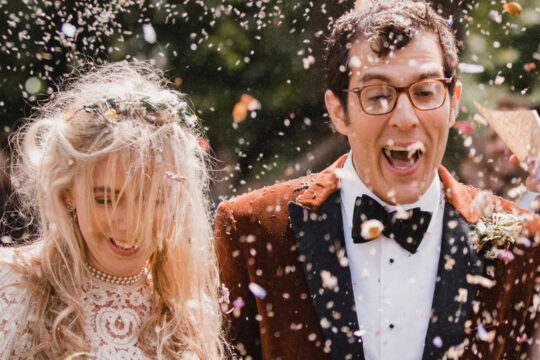 Reis, der bei einer Feier in die Luft geworfen wird und auf zwei Menschen fällt.