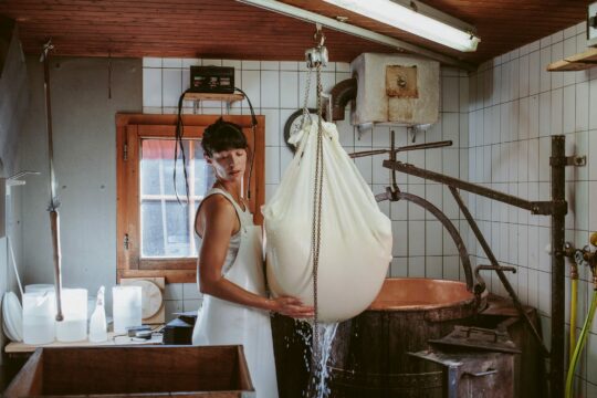 Marlene Kelnreiter beim Käsen.