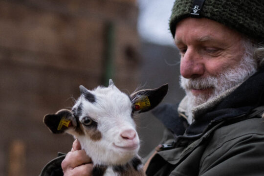 Heiko Grohmann mit einer Ziege.