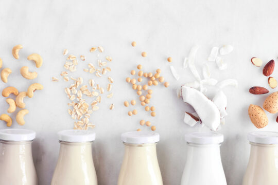 Flaschen mit unterschiedlichen Pflanzenmilchsorten.