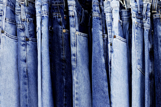 Jeans auf einer Kleiderstange.