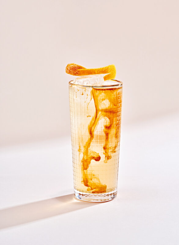 Ein Cocktail vor weißem Hintergrund.