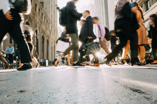 Eine Straße mit vielen FußgeherInnen.
