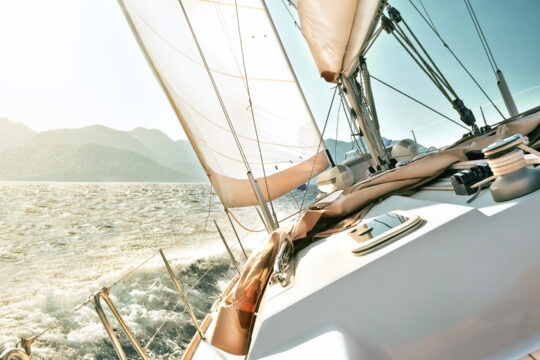 Ein luxuriöses Boot auf einem See.