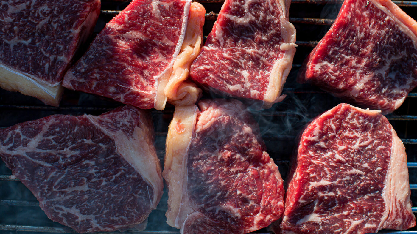 Mehrere rohe Stücke Fleisch aus der Vogelperspektive.
